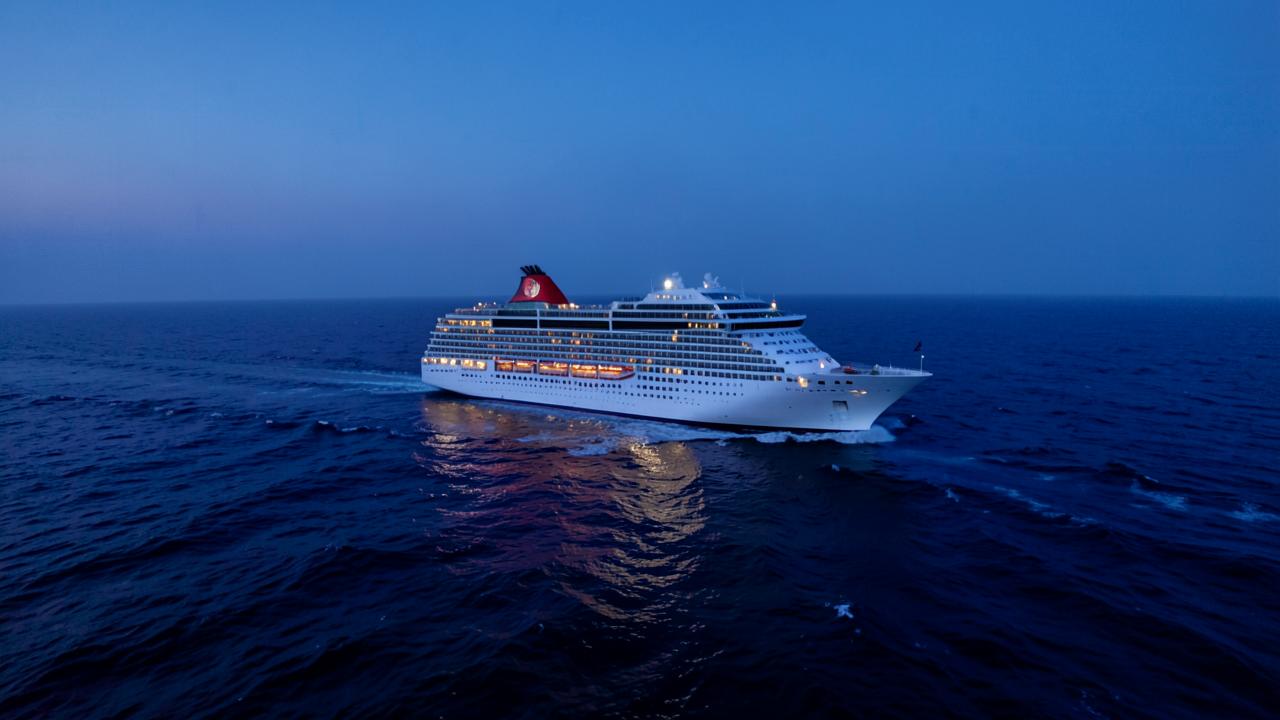Navio de cruzeiro atravessando o oceano Atlântico ao anoitecer